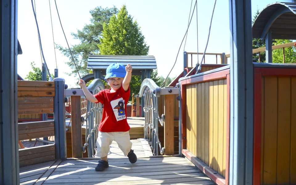 Jaakko juoksee merirosvolaivassa rajattu